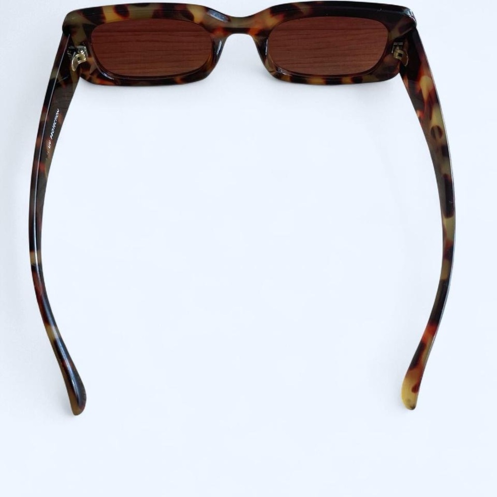 Brown Tortoise Women's Sunglasses
Size M/L - Picture 3 of 7